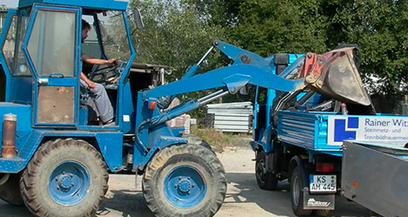 Ein Bagger beim bealden eines LKW